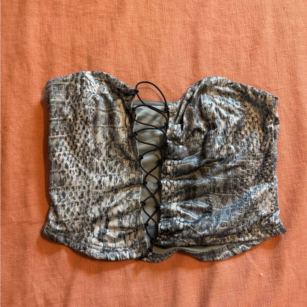 Missguided Grey Snake-Print crop top